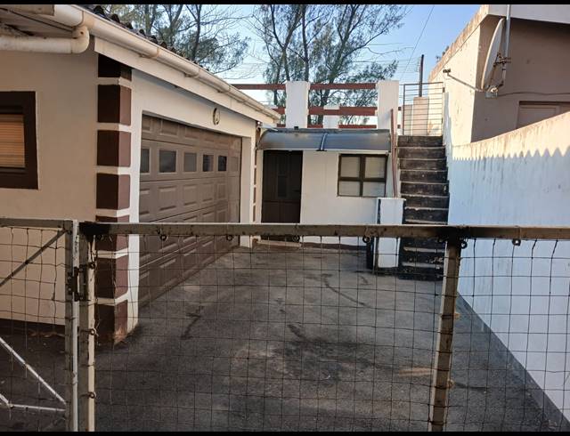 2 BEDROOM HOUSE FOR SALE IN MEREBANK EAST